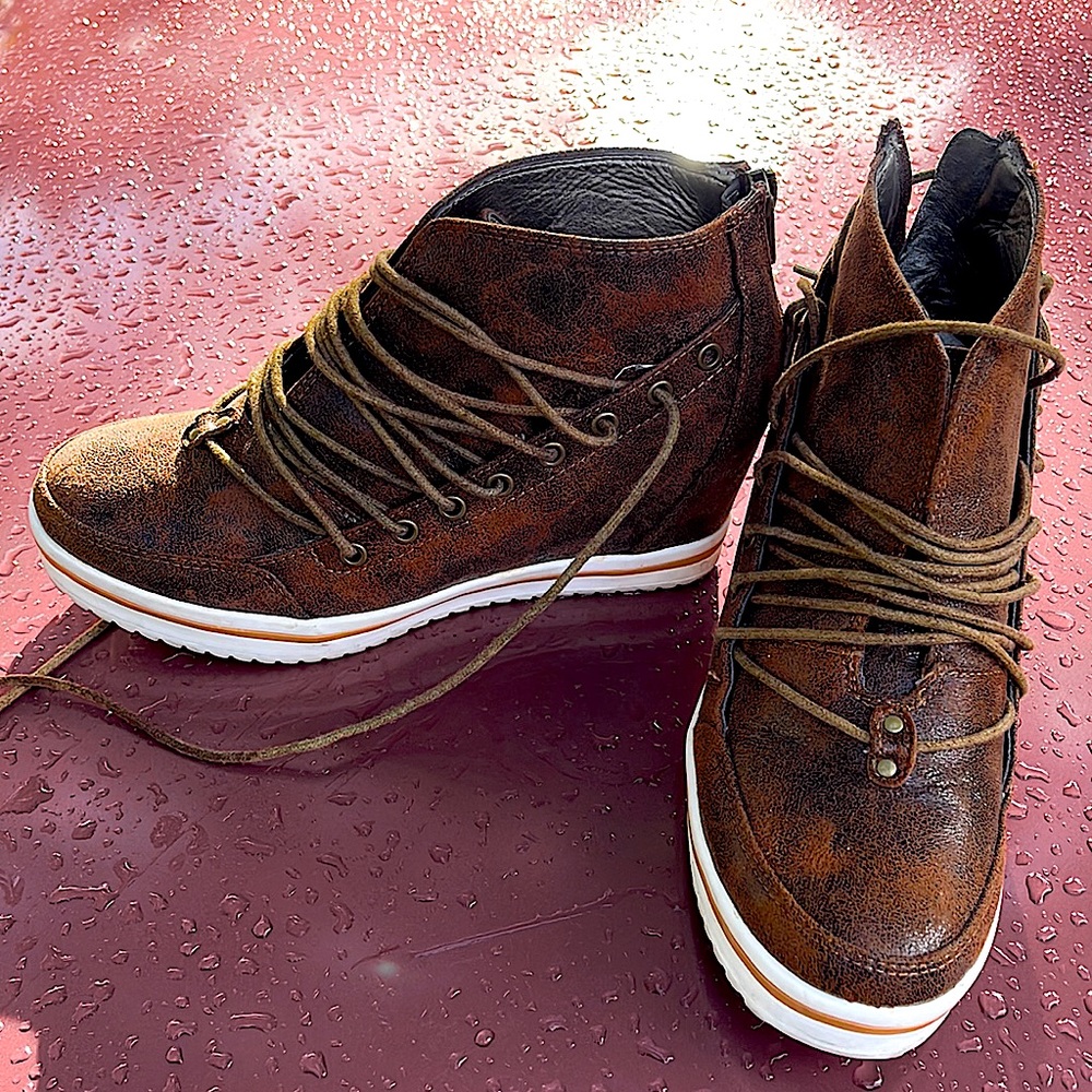 One pair of 2lips too women shoe use size 7